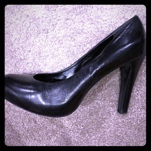 Black pumps